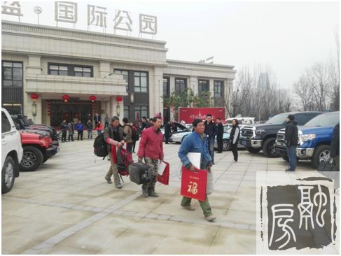 三盛地产爱心专车正式发车，接送首批乘客！