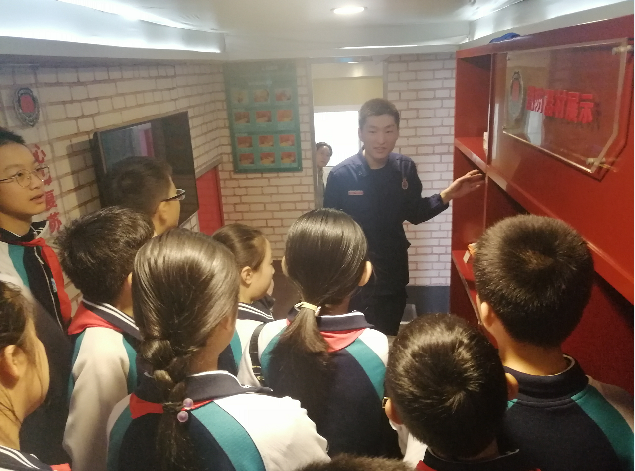 山师二附中小学部2014级1班学生走进高新区消防救援大队贤文中队
