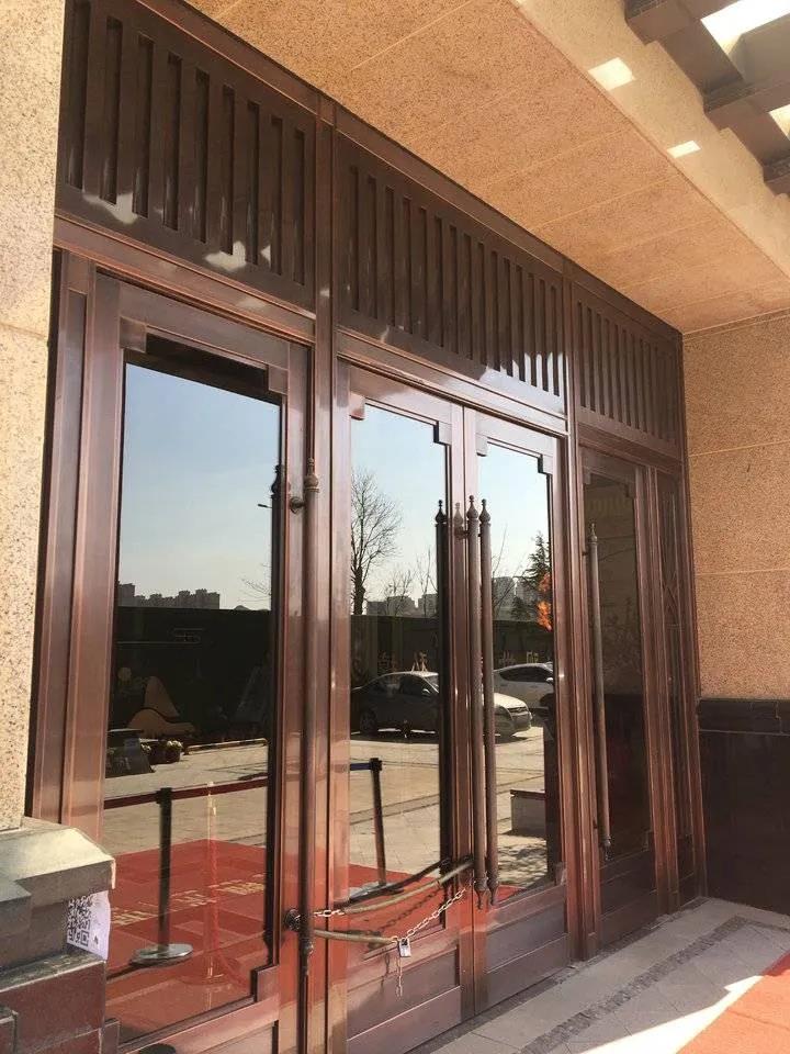 济南融汇爱都售楼处被锁