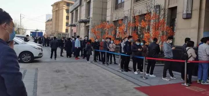 17日下午1时，记者来到位于英雄山路与二环南路交汇处附近的融汇爱都售楼处。原本视频里人头攒动、购房者排队看房的画面不见了。取而代之的是，售楼处大门紧闭，被铁链紧紧锁住。现场一名渠道人员透露， “上午11点左右，有相关部门工作人员来把售楼处锁了，解散了人群。”他透漏，上午排队看房的人确实很多，售楼处西侧的道路都挤满了车，造成了交通拥堵。“我们猜测，应该是人多聚集，不符合防疫要求所致。”记者在现场看到，目前只是工作人员可以进出售楼处，其他人都无法进入，不知道何时可以解封。