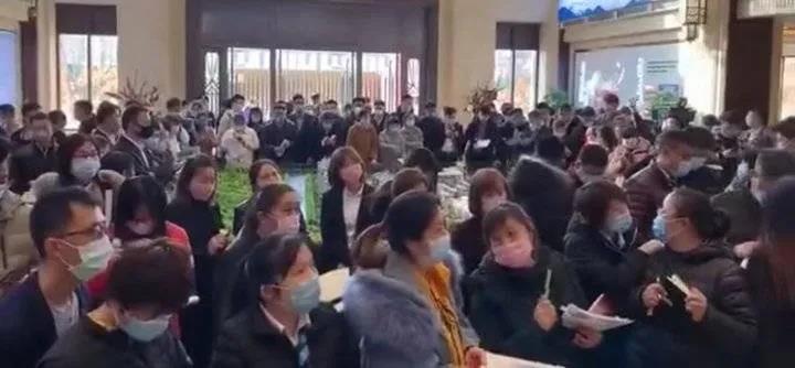 从朋友圈视频中可以看到，大量市民聚集售楼处看房。  记者了解到，济南发布关于有序推进房地产项目售楼处、经纪机构门店复工营业的通知。根据《通知》相关要求，具备疫情防控和营业条件的房地产项目售楼处、经纪机构门店到所在区县住房城乡建设主管部门登记，持登记证明和企业承诺书按程序报所属街镇备案后，可恢复营业。《通知》特别对售楼处人员数量做出明确要求：严格防止人员聚集。控制人员数量，根据经营场所大小和服务能力，采取错时、分批等方式控制经营场所人员数量，并合理设置排队环节，杜绝人员拥挤，每日接待人数不超过正常接待人数的50%。