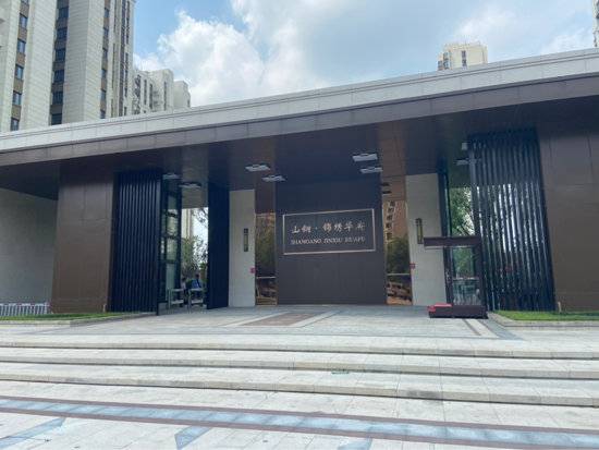 窗户双开变单开，门前台阶变平地……山钢锦绣华府新房交付咋变脸