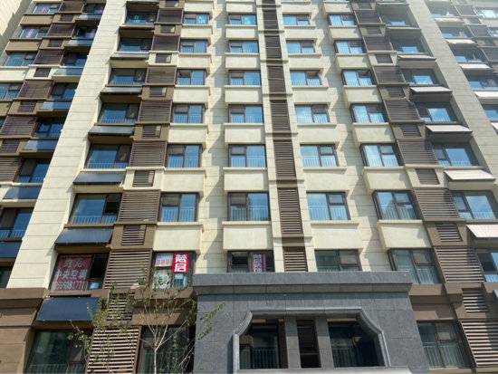 窗户双开变单开，门前台阶变平地……山钢锦绣华府新房交付咋变脸