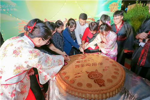 济南龙湖名景台居民喜迎中秋节 举办善亲游园会 现1.2米直径大月饼