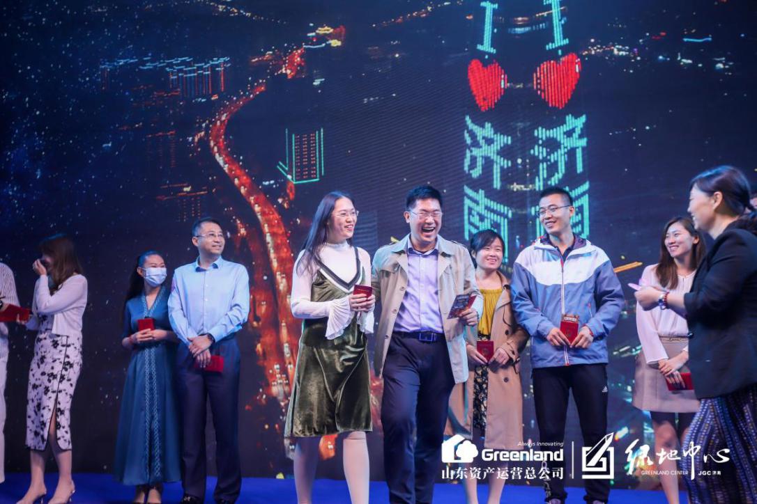 济南市市中区民政局党组书记、局长张燕与绿地山东资产运营总公司副总经理冯立磊上台进行战略合作签约，双方正式开始深度合作。