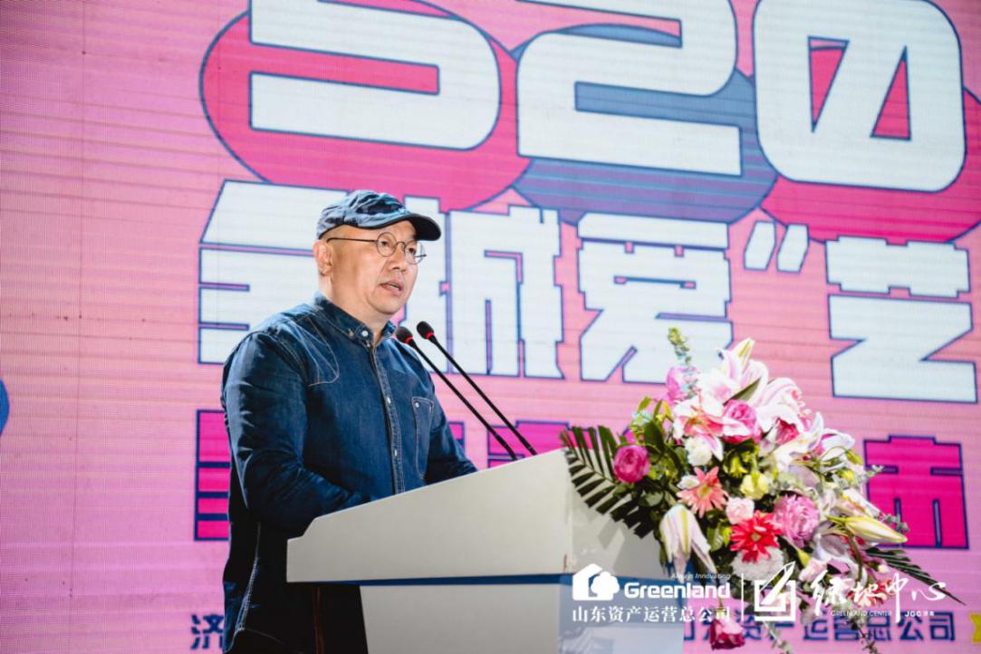 为庆祝双方合作的开启，520当天在市中区婚姻登记处登记的新人们受邀参加“证爱”集体颁证仪式，绿地中心为他们准备了丰厚的新婚礼物，除了烛光晚餐、双人电影票之外，在泉城之巅，为他们送上霸屏告白。