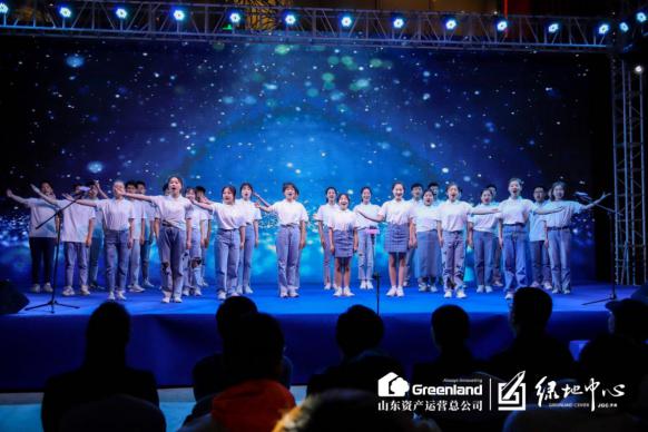 现场节目表演由山艺城市艺术与创意学院提供，精致绝伦的专业表演，让现场沉溺在艺术的殿堂之中，为全民演绎“爱”与“艺术”。